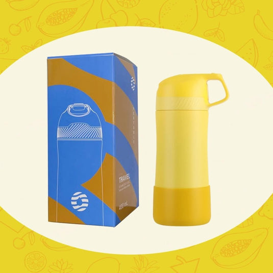 De Ontdek geïsoleerde roestvrijstalen kinderwaterfles, BPA-vrij ontworpen en voorzien van een handvat, staat afgebeeld naast de felblauwe en oranje doos op een decoratieve geel-witte achtergrond.