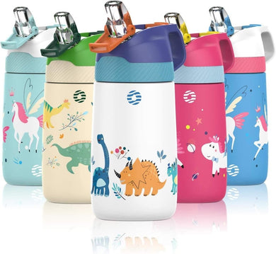 Vijf kleurrijke, BPA-vrije waterflessen met lekvrije dop en flip-top deksels, met unieke cartoon-ontwerpen van dinosaurussen en eenhoorns. Gemaakt van de 