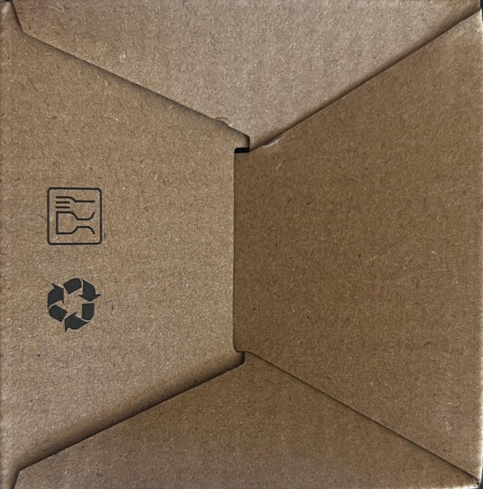 Een close-up van een open kartonnen doos toont een recyclingsymbool en een indicator voor kwetsbare voorwerpen, perfect voor het verzenden van de BPA-vrije, geïsoleerde roestvrijstalen kinderwaterfles met een lekvrije dop—Ontdek de gratis roestvrijstalen kinderwaterfles.