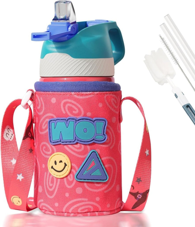 Load image into Gallery viewer, Het &quot;Ontdek de grote kinderwaterfles - Perfect voor kleine avonturiers!&quot; is een BPA-vrije roze fles met een blauw deksel, versierd met &quot;WO!&quot; en smiley-gezichtspleisters. Het heeft een lekvrije dop, een handige riem, een schoonmaakborstel en zijrietjes voor het gemak.
