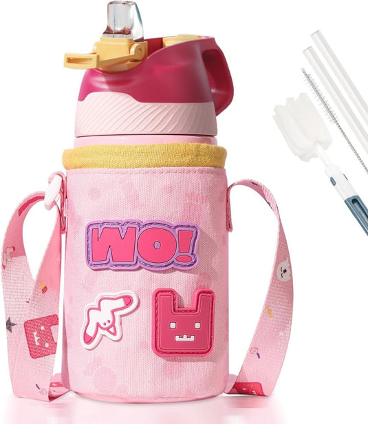 Roze geïsoleerde fles met rode dop, rietje, draagriem, "WO!" en konijnenpatches. Deze BPA-vrije roestvrijstalen kinderwaterfles is lekvrij en wordt geleverd met schoonmaakborstels. Ontdek de perfecte waterfles voor kleine avonturiers!.