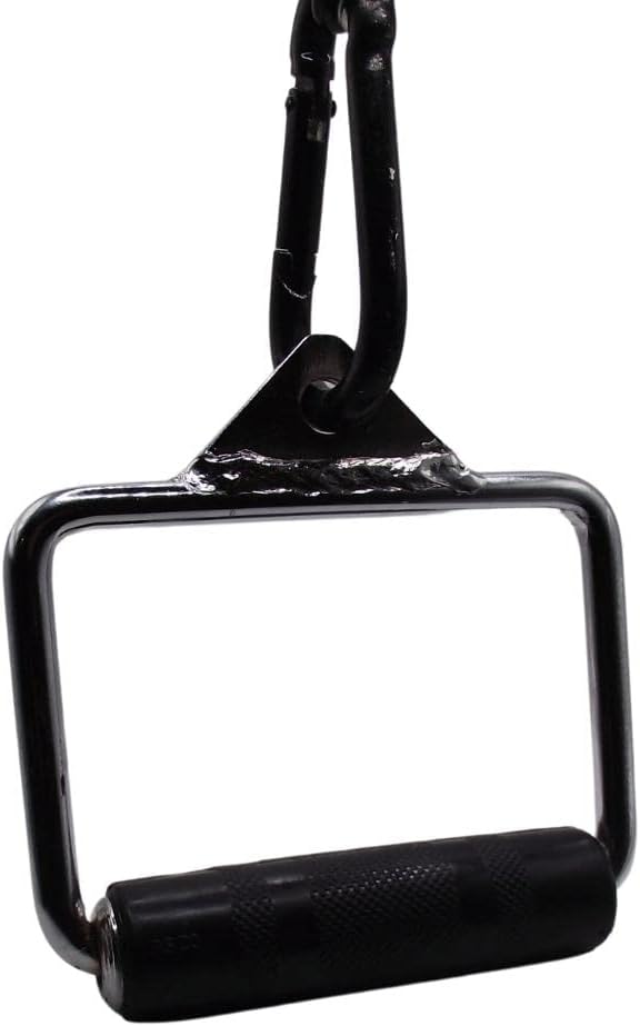 Laad afbeelding in Galerijviewer, Een close-up van de Stijgbeugel D-vorm handvat, een metalen kabelbevestiging met een zwarte rubberen grip, perfect voor kabelmachines en multi-gyms, hangend aan een karabijnhaak. Deze multifunctionele fitnessaccessoire verbetert elke workoutroutine.
