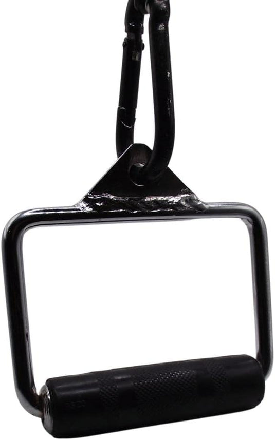 Een close-up van de Stijgbeugel D-vorm handvat, een metalen kabelbevestiging met een zwarte rubberen grip, perfect voor kabelmachines en multi-gyms, hangend aan een karabijnhaak. Deze multifunctionele fitnessaccessoire verbetert elke workoutroutine.