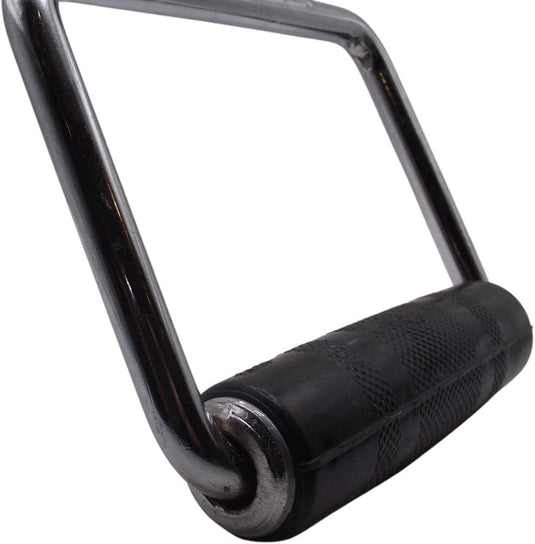 Close-up van het Stijgbeugel D-vormige handvat: een multifunctioneel metalen fitnessaccessoire met een getextureerde zwarte grip, geschikt voor kabelmachines en krachtstations.
