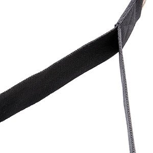 Close-up van een Ergonomische trainingshandgreep in zwarte stof met stikseldetails op een witte achtergrond, ontworpen voor veiligheid tijdens krachttraining.
