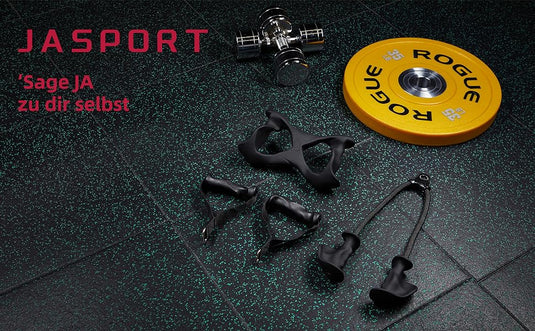 Fitnessapparatuur, zoals een halter, een gele ROGUE-gewichtsschijf en zwarte handgrepen met de Ergonomische trainingshandgreep op een gespikkelde vloer. Tekst luidt "JASPORT 'Sage JA zu dir selbst'".