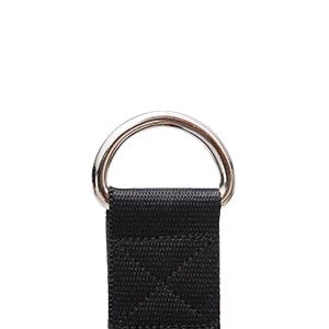 Close-up van een metalen D-ring op een zwarte band met X-stiksel, waardoor optimale veiligheid wordt gegarandeerd tijdens krachttraining met de Ergonomische trainingshandgreep – Jouw ideale workoutpartner!.