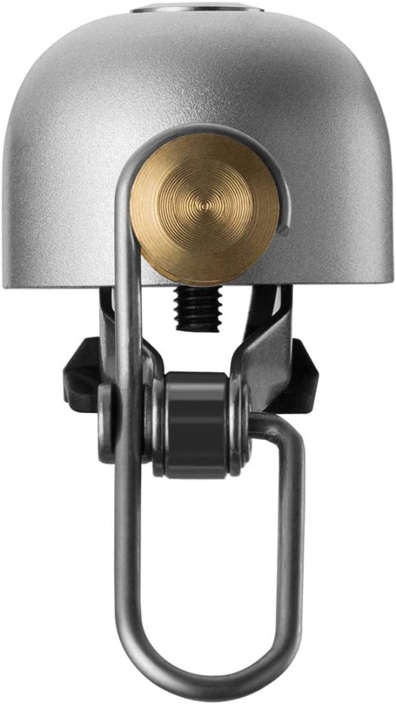 Load image into Gallery viewer, De &quot;Stijlvol, luid en feitelijk – De perfecte retro fietsbel voor jouw rit!&quot; is een vintage bel met een metalen ontwerp, een boutbevestiging en een gouden slaghendel, aan de voorkant gericht tegen een witte achtergrond.
