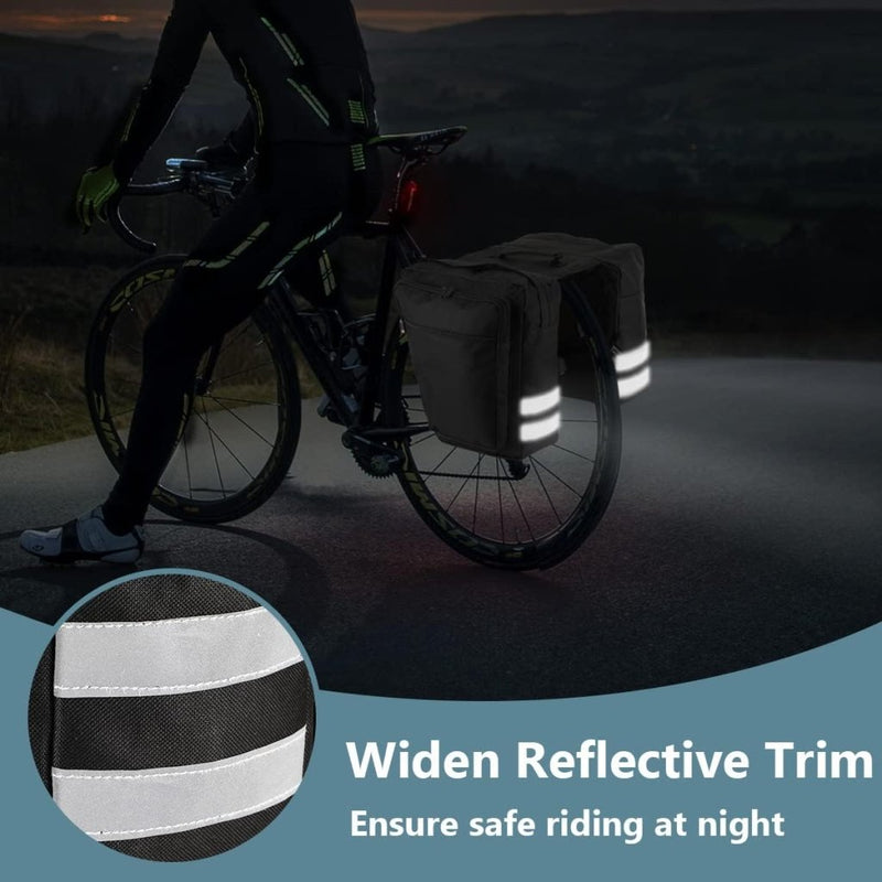 Load image into Gallery viewer, Een fietser rijdt &#39;s nachts met de Fietstassen 28L - Waterdichte fietszadeltas, voorzien van reflecterende details voor verbeterde zichtbaarheid en zorgt voor veilig fietsen door de &quot;Widen Reflective Trim&quot; tekst.
