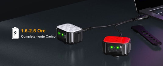 Een Heldere oplaadbare fietsverlichting voor veiligheid in het donker, rood en wit, aangesloten op een laptop met groene indicatoren, zit op een donker oppervlak. Tekst zegt: "1.5-2.5 Ore Completamente Carico.