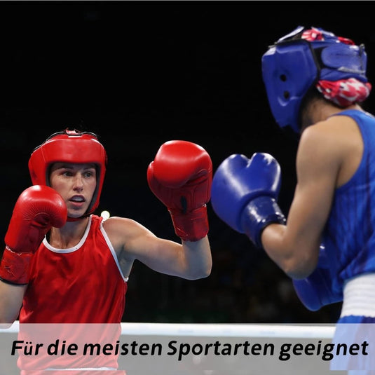 In een boksring dragen twee vechters beschermende hoofddeksels en handschoenen, contrasterend in rode en blauwe outfits. Ze dragen kleurrijke gebitsbeschermers, getiteld 