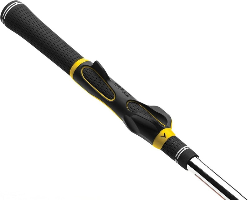 Laad afbeelding in Galerijviewer, Close-up van een golfclubgrip met de SKLZ zwart-gele bevestiging, ideaal voor golfers die hun techniek willen verbeteren. De Perfecte grip met de golfvliegtrainer begeleidt uw spiergeheugen voor betere prestaties op de baan.
