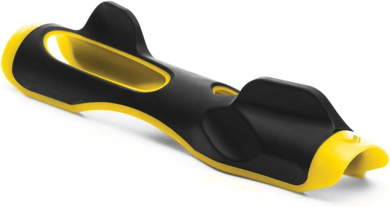 Laad afbeelding in Galerijviewer, Een zwart/gele ergonomische flesopener voor golfers, met een gebogen handvat en een brede opening ter verbetering van het spiergeheugen, is verkrijgbaar als &quot;Perfecte grip met de golfvliegtrainer&quot;.
