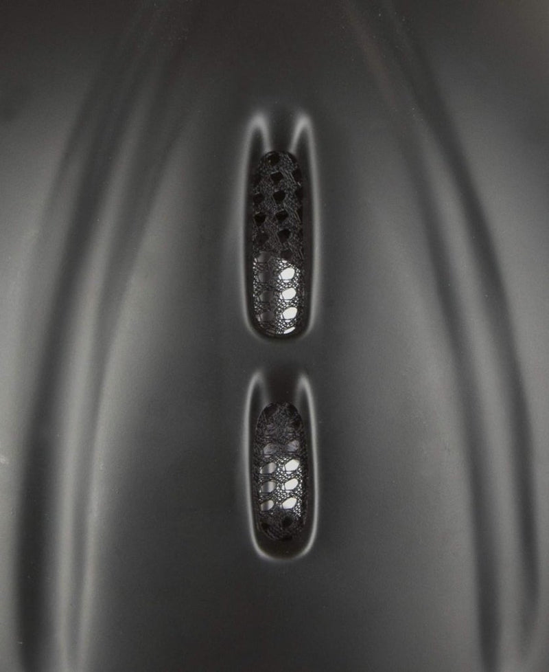 Load image into Gallery viewer, Een close-up van twee langwerpige, getextureerde ventilatiegaten op een glad, matzwart oppervlak, waarschijnlijk uit de &quot;Rijd veilig en stijlvol met onze paardrijhelm met polycarbonaat helmschaal&quot; met een geavanceerd ventilatiesysteem.

