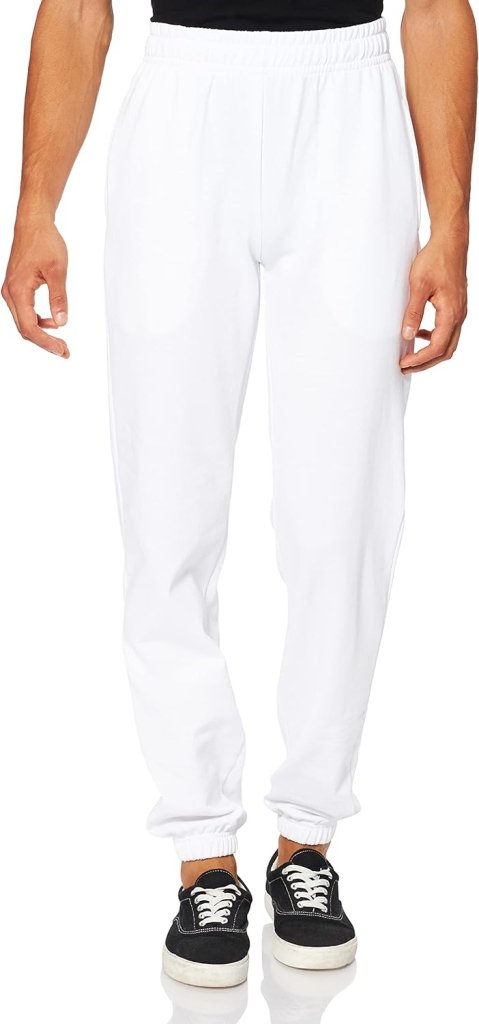Een persoon die de Comfortabele en stijlvolle heren joggingbroek draagt, staat comfortabel in zwarte sneakers tegen een effen achtergrond.