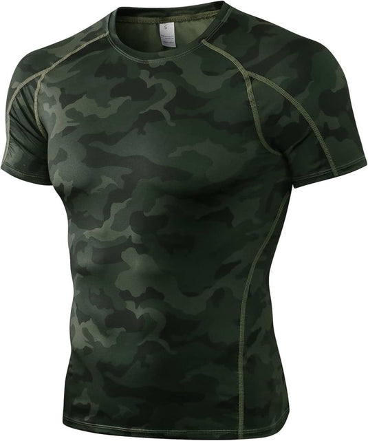 Een sportshirt met korte mouwen voor heren, voorzien van een groen camouflagepatroon, is vervaardigd als een sneldrogend compressieshirt en wordt weergegeven tegen een witte achtergrond. Dit product is getiteld "Verbeter je prestaties met dit geweven compressieshirt voor heren.