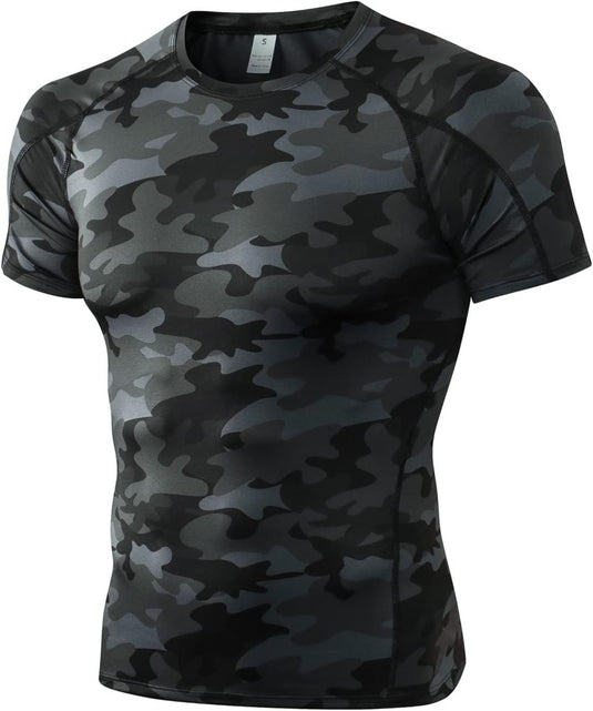 Het "Verbeter je prestaties" geweven compressieshirt voor heren, in zwarte en grijze camo met korte mouwen op een witte achtergrond, is perfect voor spierherstel en sneldrogend.