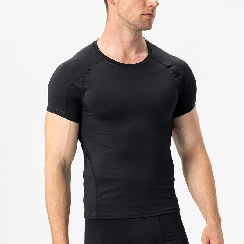 Laad afbeelding in Galerijviewer, De persoon draagt een aansluitend zwart &quot;Verbeter je prestaties met dit kruidige compressieshirt voor heren&quot; en een bijpassende broek, staande tegen een effen achtergrond en naar de zijkant starend.
