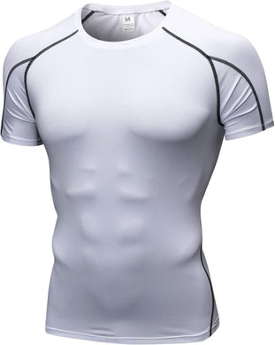 Het Verbeter je prestaties met dit verbeterde compressieshirt voor heren is een wit compressieshirt met korte mouwen en zwarte stiksels. Het is voorzien van een spiercontourpatroon aan de voorzijde en is sneldrogend, ideaal voor optimaal spierherstel tijdens en na het sporten.