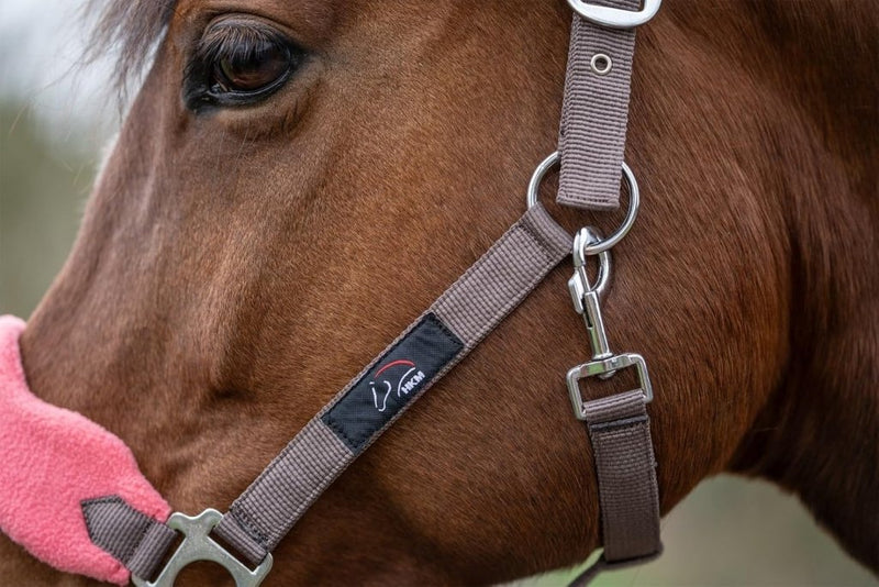 Laad afbeelding in Galerijviewer, HKM Holster met gebreide karabijnhaak &amp; vliegenfranjes, grijs/roze, pony - happygetfit.com
