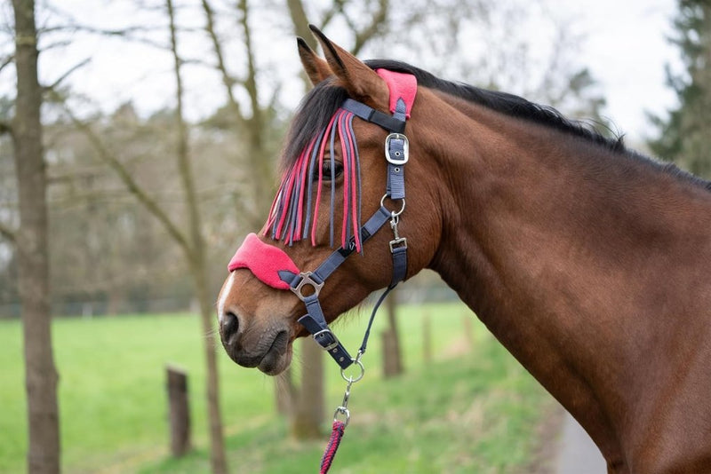 Laad afbeelding in Galerijviewer, HKM Holster met gebreide karabijnhaak &amp; vliegenfranjes, grijs/roze, pony - happygetfit.com
