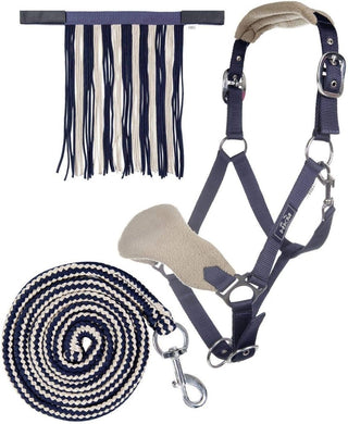 Een marineblauwe en witte paardenverzorgingsset bestaat uit een met fleece gevoerd halster met draadslot, een tweekleurig halstertouw met metalen sluiting en een vliegenrand. Product: Ontdek het beste halster met draadslot voor jouw paard!.