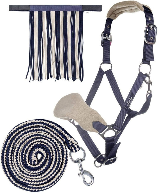 Ruiteruitrusting: blauw en beige hoofdstel met franje, het "Ontdek de beste halster met draadslot voor jouw paard!" met fleecevoering en een opgerold halstertouw met metalen clip.