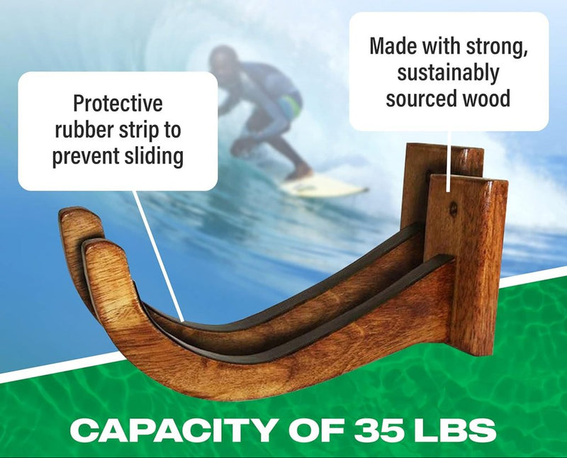 Load image into Gallery viewer, Jouw surfplank verdient een stijlvolle display! 🏄‍♂️ met rubberen strips voor grip, duurzaam gemaakt van hout en kan tot 35 lbs dragen. Het massieve houtontwerp biedt bescherming terwijl een surfer op de achtergrond poseert.
