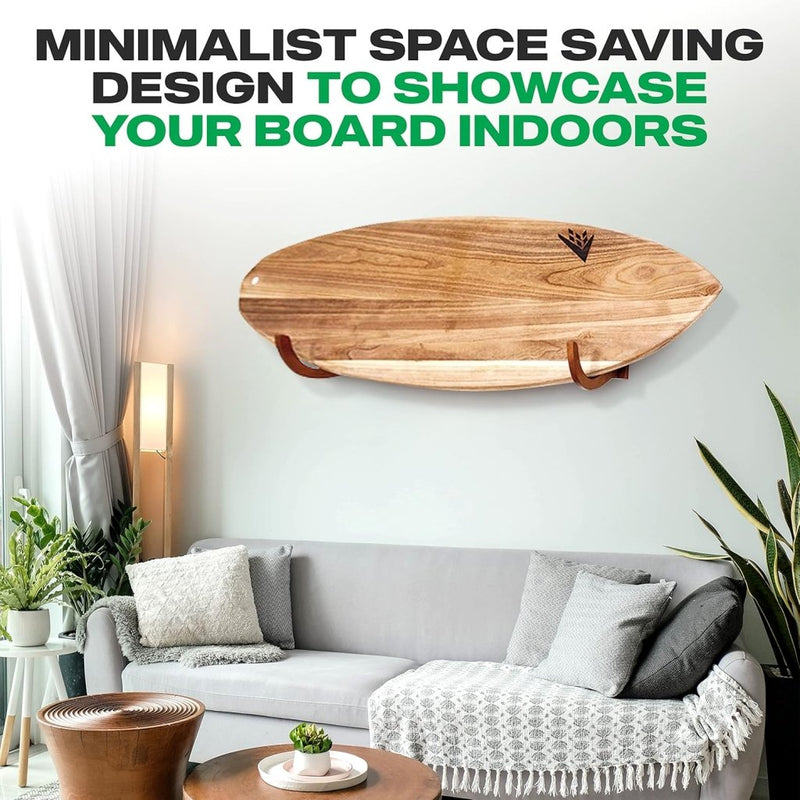 Load image into Gallery viewer, Een minimalistische woonkamer met een bamboe surfplank van &quot;Jouw surfplank verdient een stijlvolle display! 🏄‍♂️&quot; elegant gemonteerd aan de muur boven een grijze bank, planten en salontafel. Tekst benadrukt ruimtebesparend ontwerp en boardbescherming voor binnendisplay.
