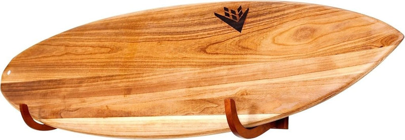 Load image into Gallery viewer, Massief houten surfplank muurbevestiging toont het natuurlijke nerfpatroon, aangevuld met een klein zwart logo aan de bovenkant. Product: Jouw surfplank verdient een stijlvolle display! 🏄‍♂️.
