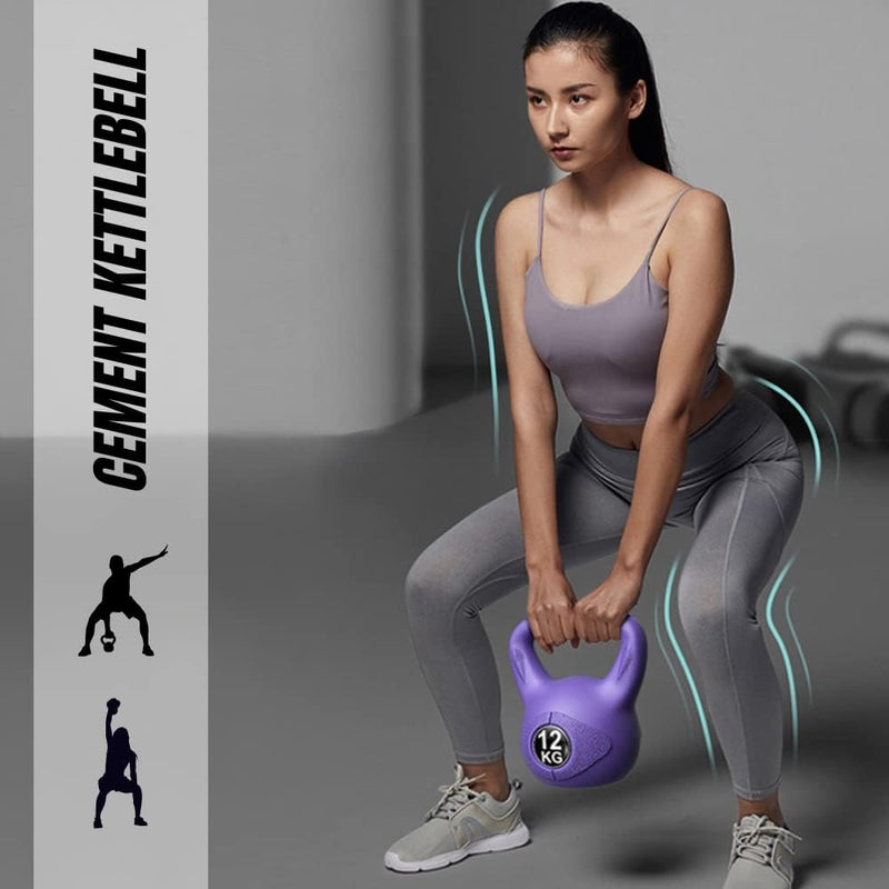 Load image into Gallery viewer, In een sportschool squat een vrouw in sportkleding met een paarse kettlebell van 12 kg met het opschrift &quot;De perfecte workoutpartner: Kettlebell gewicht met ergonomische handgreep&quot;, wat zorgt voor optimaal comfort tijdens krachttraining.
