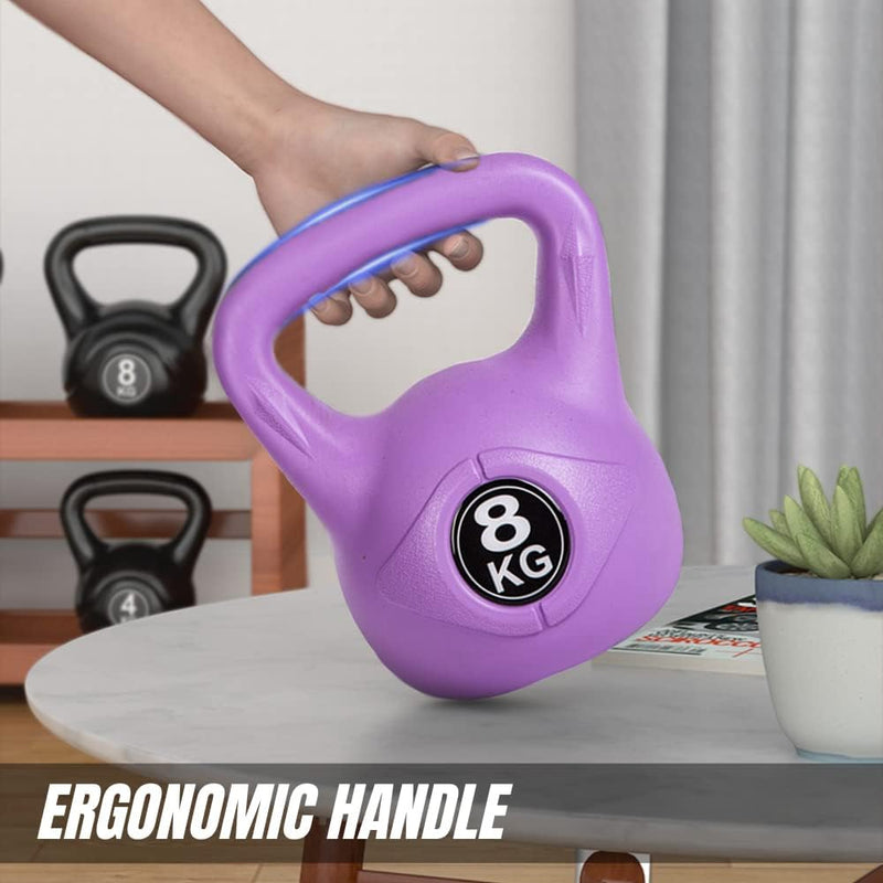 Load image into Gallery viewer, De &quot;De perfecte workout partner: Kettlebell gewicht met ergonomische handgreep&quot; staat boven een tafel met een kleinere kettlebell naast een potplant en een gordijn. Hierdoor ontstaat een uitnodigende setting voor krachttraining thuis.
