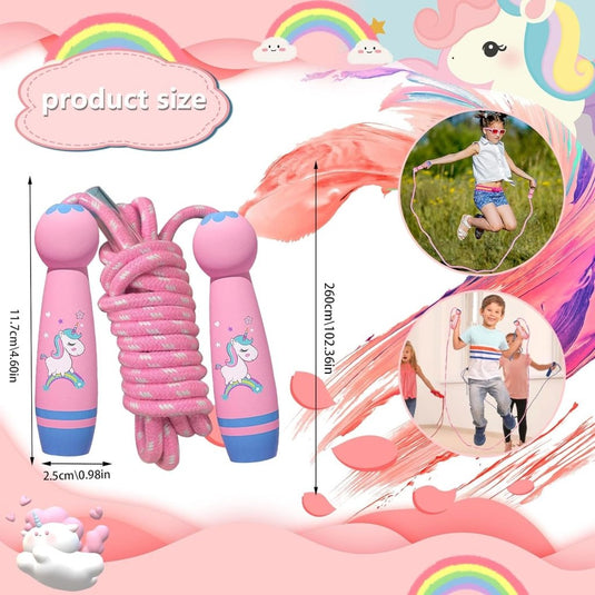 Maak kennis met "Het perfecte kinderspringtouw voor eindeloos speelplezier!" - een roze springtouw met een eenhoornthema met een grillige achtergrond van regenbogen en wolken, levendige afbeeldingen van kinderspringen en verstelbare afmetingen om vreugde op te wekken en de ontwikkeling van spieren te bevorderen.