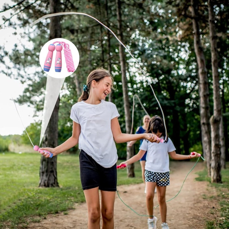 Laad afbeelding in Galerijviewer, Drie meisjes springen vrolijk touwtjespringen op een bospad, wat de ontwikkeling van het lichaam bevordert. Een close-up benadrukt het roze handvat van het perfecte kinderspringtouw voor eindeloos speelplezier!, wat het plezier vergroot.
