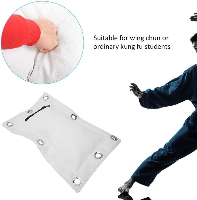 Laad afbeelding in Galerijviewer, Iemand slaat tegen een witte muurtas van duurzaam canvas met het opschrift &quot;Ontdek de kracht van de triple bag: De ultieme trainingspartner voor boksen, thaiboksen en kungfu!&quot; Ideaal voor Wing Chun- of Kung Fu-studenten.
