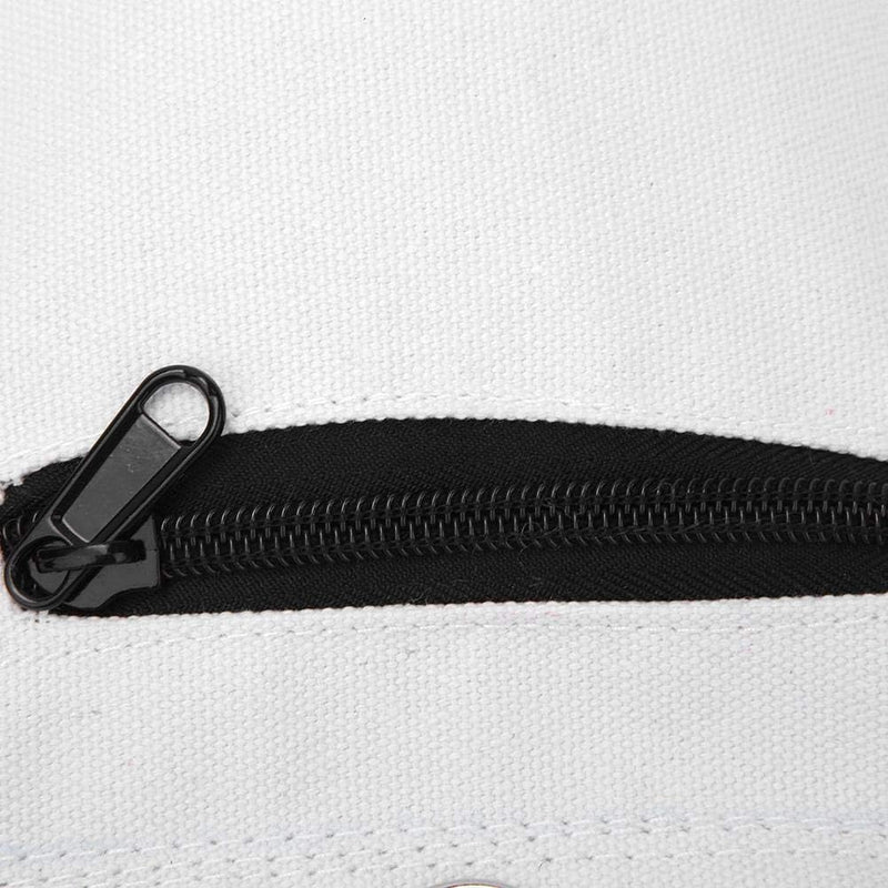 Laad afbeelding in Galerijviewer, Close-up van een zwarte rits op het duurzame canvas van de Ontdek de kracht van de triple bag, een veelzijdige trainingspartner voor boksen, thaiboksen en kungfu, gedeeltelijk opengeritst om de tanden en het treklipje te onthullen.
