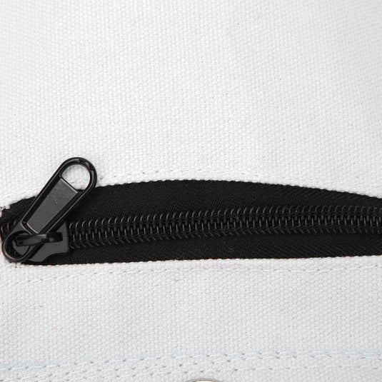 Close-up van een zwarte rits op het duurzame canvas van de Ontdek de kracht van de triple bag, een veelzijdige trainingspartner voor boksen, thaiboksen en kungfu, gedeeltelijk opengeritst om de tanden en het treklipje te onthullen.