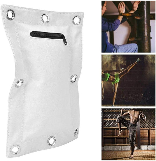 Links ziet u een duurzame witte bokszakhoes van duurzaam canvas met een rits en metalen ogen. Rechts ziet u drie afbeeldingen van mensen die "Ontdek de kracht van de triple bag" gebruiken voor veelzijdige vechtsportoefeningen in boksen, thaiboksen en kungfu.