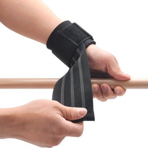Laad afbeelding in Galerijviewer, Een hand wikkelt vakkundig de &quot;Stevige hijsbanden voor maximale kracht en ondersteuning&quot; rond een houten staaf, waardoor de grip voor krachttraining wordt vergroot.
