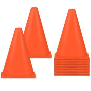 Load image into Gallery viewer, Drie feloranje trainingskegels worden getoond, met nog eens twaalf gestapeld erachter, gemaakt van duurzaam PP-kunststof. Ideaal voor voetbaltraining, deze kegels bieden langdurige duurzaamheid en zichtbaarheid op het veld. Ontdek ze met onze premium trainingskegels!.
