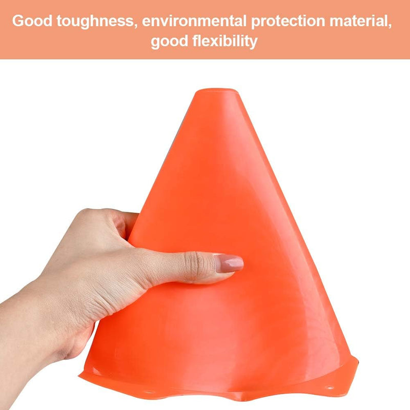 Load image into Gallery viewer, Met de hand knijpen in een levendige oranje kegel op een witte achtergrond toont de taaiheid, het milieuvriendelijke PP-kunststof materiaal en de flexibiliteit ervan - perfect voor voetbaltrainingssessies. Verbeter je prestaties met &#39;Verhoog je training met onze premium trainingskegels!&#39;.
