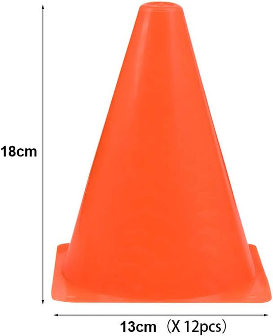 Verbeter uw sessies met onze premium trainingskegels: oranje kegels gemaakt van PP-kunststof, 18 cm hoog en 13 cm breed aan de basis, perfect voor voetbaltraining. De afbeelding toont 