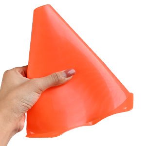 Load image into Gallery viewer, Een hand houdt een flexibele, feloranje siliconen kegel vast, ideaal voor voetbaltraining met onze premium trainingskegels.
