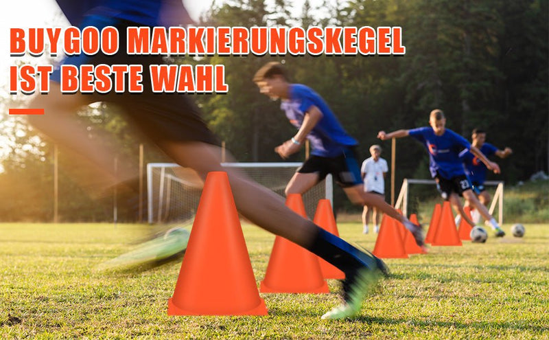 Load image into Gallery viewer, Mensen rennen rond oranje pionnen op een voetbalveld met de tekst &quot;Verhoog je training met onze premium trainingskegels!&quot; Deze trainingskegels zijn perfect voor voetbaltraining en zijn gemaakt van duurzaam PP-kunststof.
