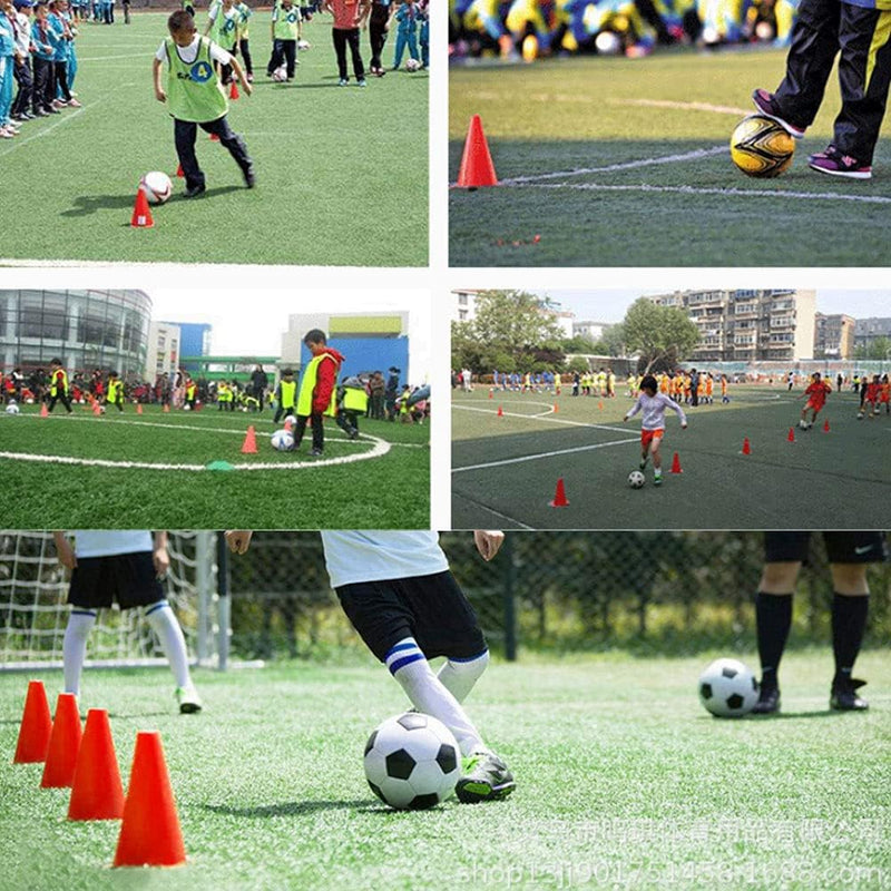 Load image into Gallery viewer, Kinderen oefenen voetbaloefeningen op een groen veld, maken gebruik van voetbaltrainingstechnieken en dribbelen met ballen rond onze premium &quot;Verhoog je training met onze premium trainingskegels!&quot; terwijl ze deelnemen aan groepsactiviteiten.
