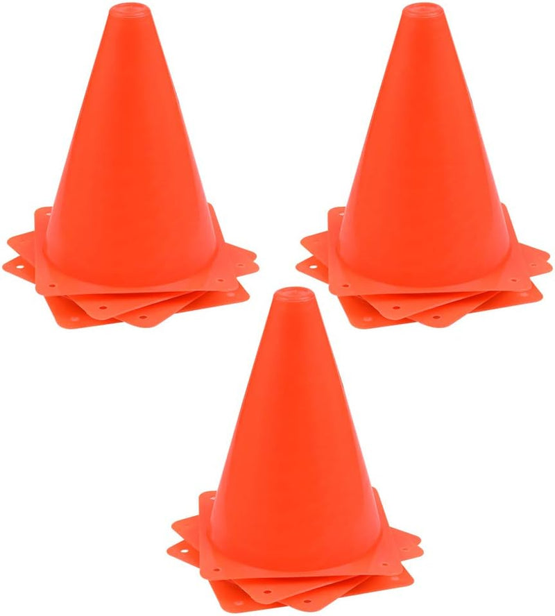Load image into Gallery viewer, Drie oranje PP-kunststof verkeerskegels staan rechtop tegen een witte achtergrond, ideaal voor voetbaltraining. Probeer ons product: Verhoog je training met onze premium trainingskegels!.
