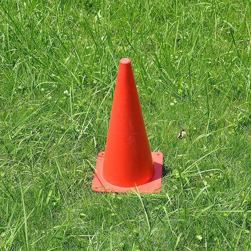 Load image into Gallery viewer, Een enkel oranje kegeltje uit onze &quot;Verhoog je training met onze premium trainingskegels!&quot; staat rechtop op het groene gras, perfect voor voetbaltraining.
