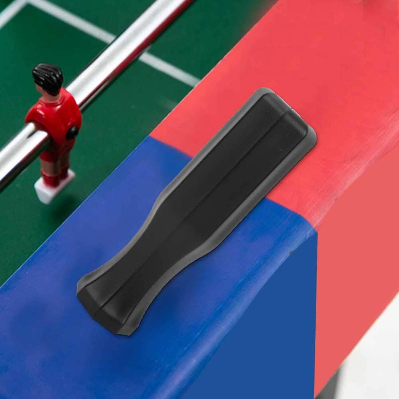 Load image into Gallery viewer, Een zwarte tafelvoetbalhengelhoes van &quot;⚽ Meer grip, meer controle – speel tafelvoetbal als een pro met deze tafelvoetbal handgrepen!&quot; wordt op een tafelvoetbaltafel geplaatst met een rood en blauw speelveld. Het antislipontwerp garandeert een ergonomische grip, met een rood en zwart figuur zichtbaar op de achtergrond.

