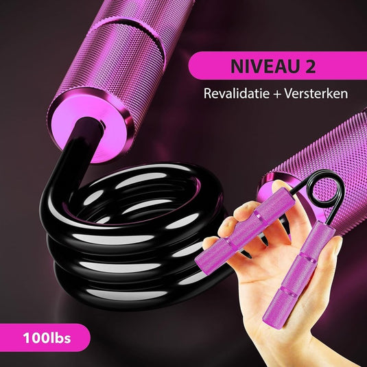 Een hand houdt een paarse gripversterker vast met een opgerolde weerstandsveer, gemarkeerd met "100lbs", en met het opschrift "Niveau 2 Revalidatie + Versterken", perfect voor degenen die de gripkracht willen verbeteren. Product: Krijg krachtige handen met deze handgreepset.