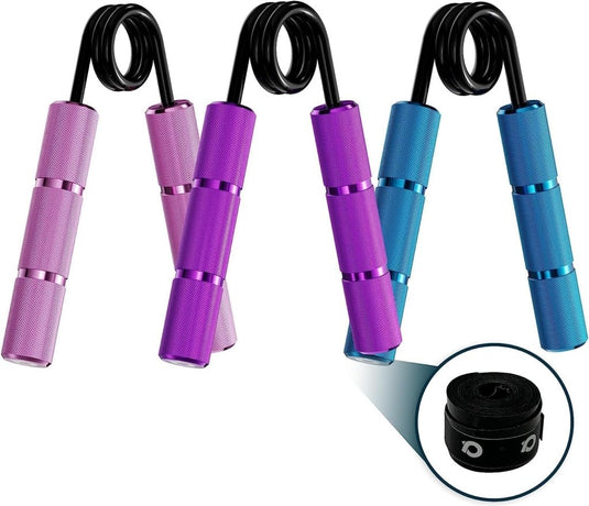 De "Krijg krachtige handen met deze handgrijperset" bevat drie levendige greepversterkers in roze, paars en blauw, met een close-up van de opgerolde veer. Ideaal voor revalidatie of om de gripkracht te verbeteren.
